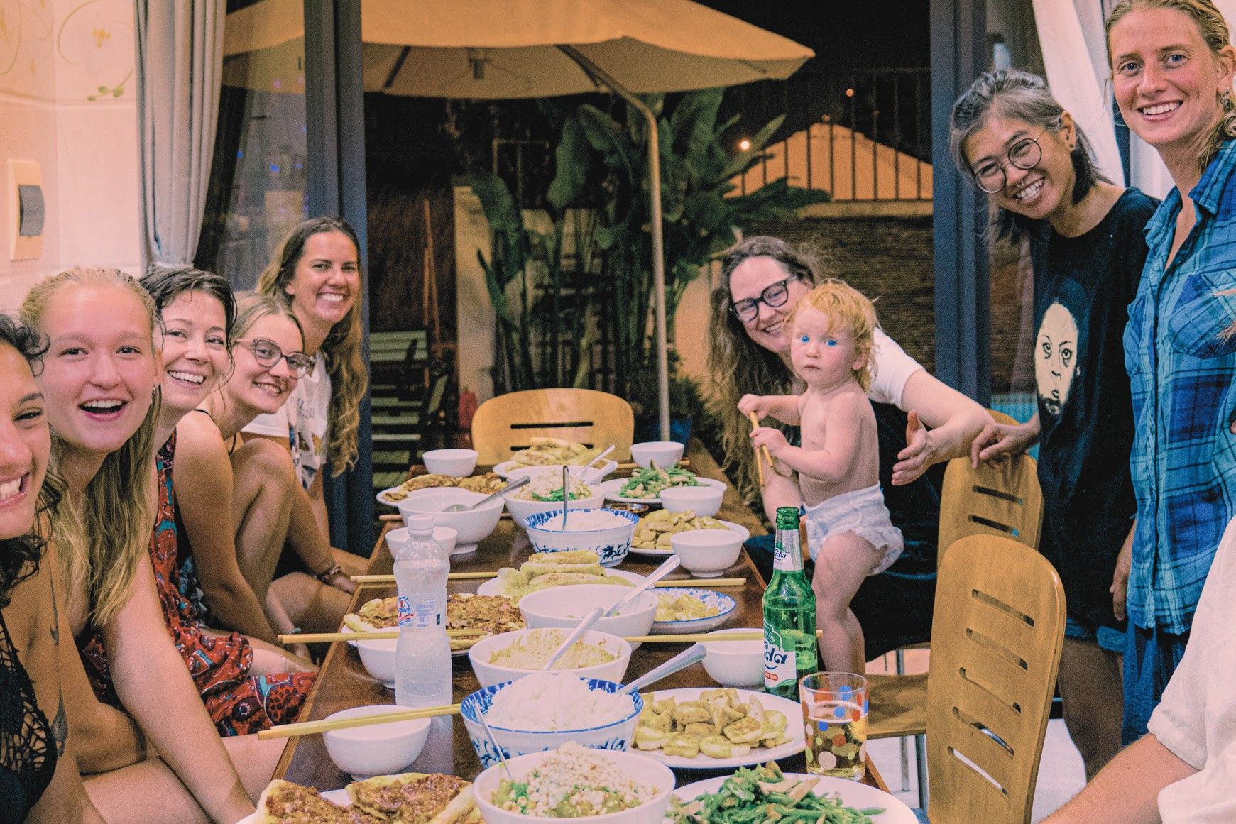 Gäste beim gemeinsamen Abendessen im Nalani Hostel