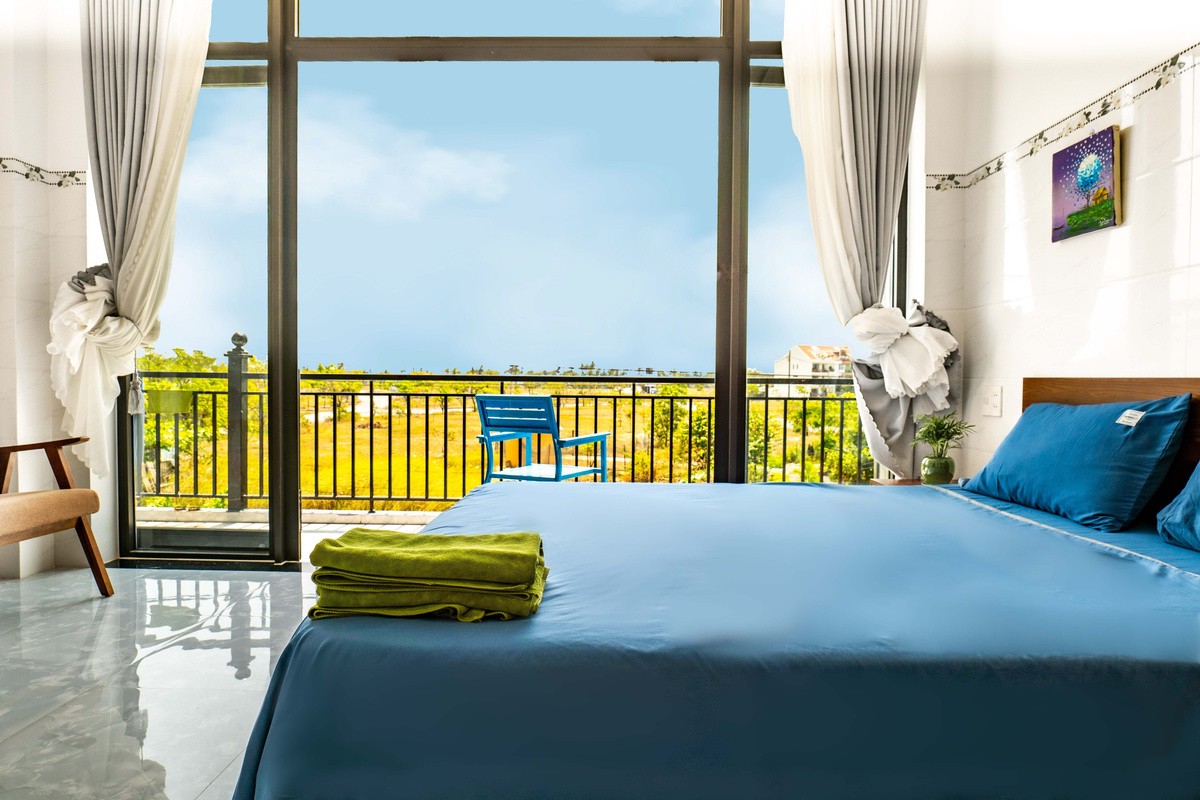 Privatzimmer im Nalani Hostel mit Balkonblick