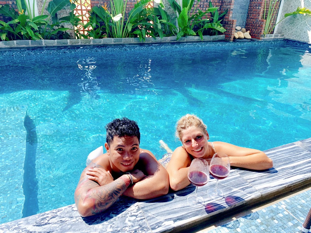 Lachendes Paar am Rand des Pools der EasyLife Villa