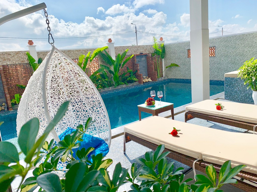 Hängesessel am Pool der EasyLife Villa