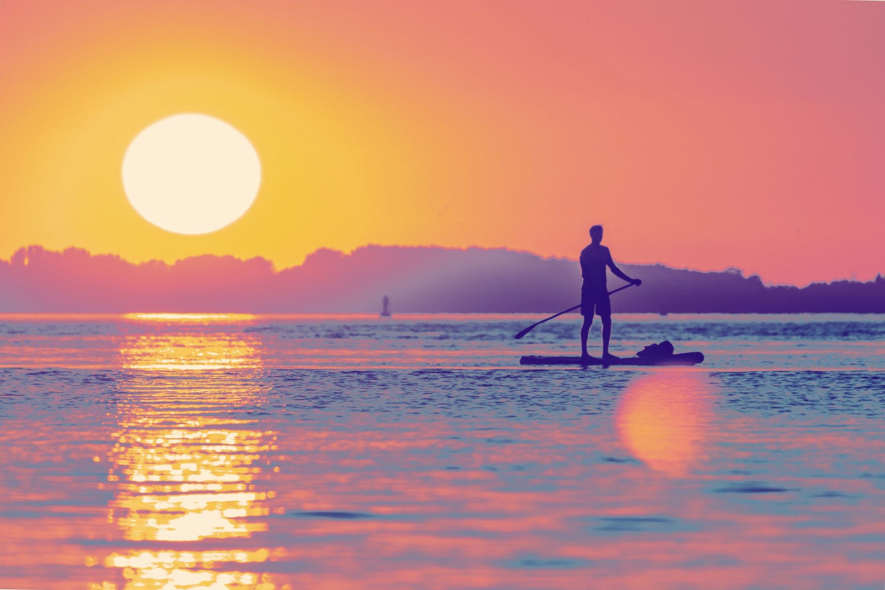 Sonnenuntergangs-SUP auf dem Fluss