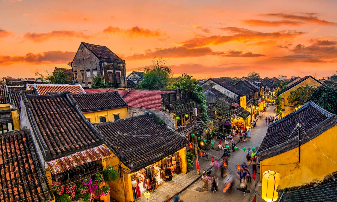 Dächer der Altstadt von Hoi An bei Sonnenuntergang